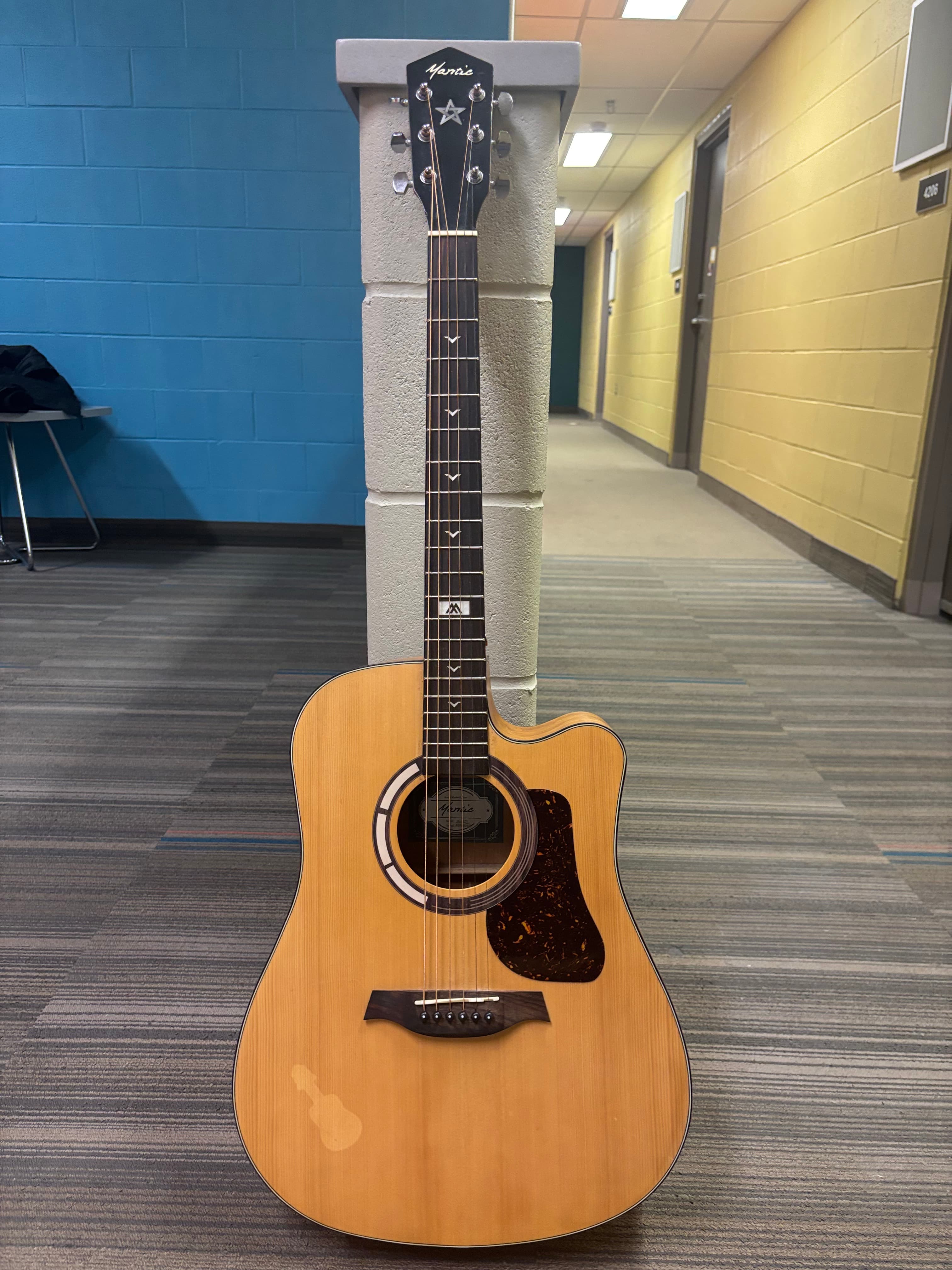 acoustic guitar - Image 1